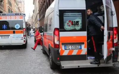 Salerno, 20enne accoltellata alle spalle nel centro storico: è caccia all’aggressore
