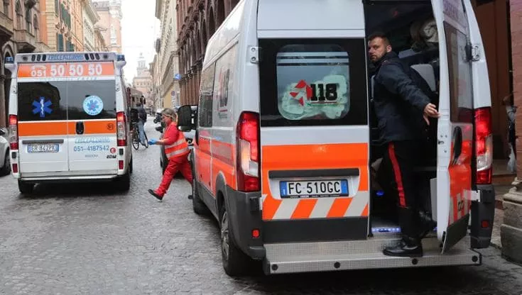 salerno,-20enne-accoltellata-alle-spalle-nel-centro-storico:-e-caccia-all’aggressore salerno,-20enne-accoltellata-alle-spalle-nel-centro-storico:-e-caccia-all’aggressore