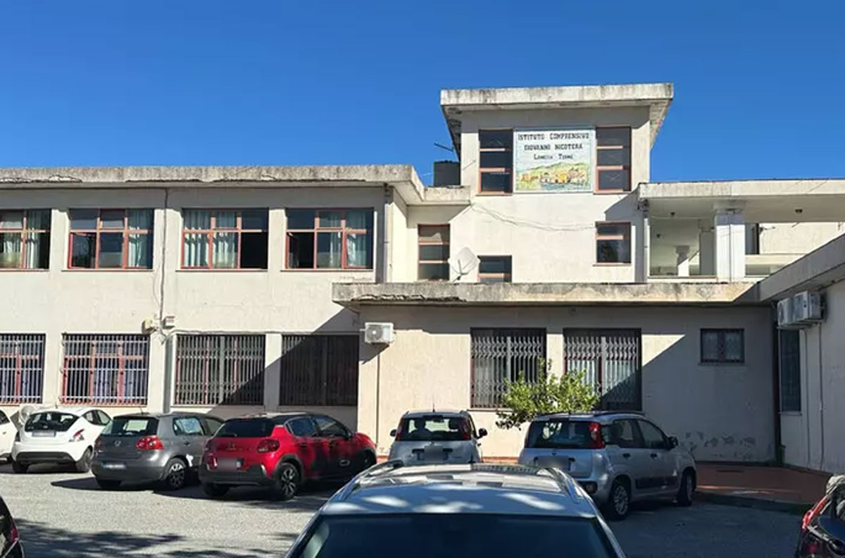 lamezia-terme,-coltello-a-scuola-dopo-le-minacce-sulla-chat,-la-madre:-“mio-figlio-chiede-scusa,-non-avrebbe-mai-accoltellato-la-prof” lamezia-terme,-coltello-a-scuola-dopo-le-minacce-sulla-chat,-la-madre:-“mio-figlio-chiede-scusa,-non-avrebbe-mai-accoltellato-la-prof”