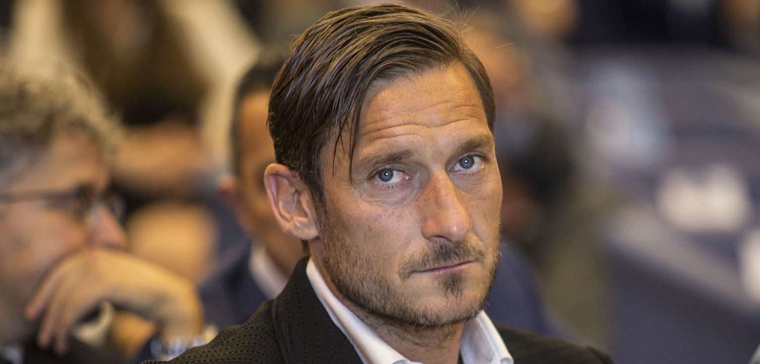 francesco-totti-compie-50-anni,-roma-festeggia-il-suo-capitano francesco-totti-compie-50-anni,-roma-festeggia-il-suo-capitano