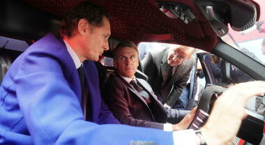 Auto, Salone di Parigi: Macron visita gli stand del Gruppo Stellantis insieme a Elkann e Filosa