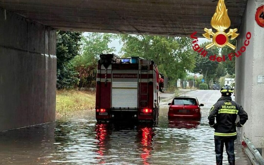 Maltempo nel Foggiano, pioggia battente e allagamenti: automobilisti bloccati, un albero crollato in centro
