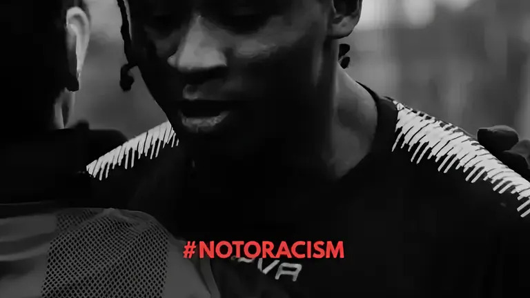 calcio-dilettantistico,-insulto-razzista-in-campo:-la-squadra-abbandona-il-match-per-protesta-e-perde-a-tavolino