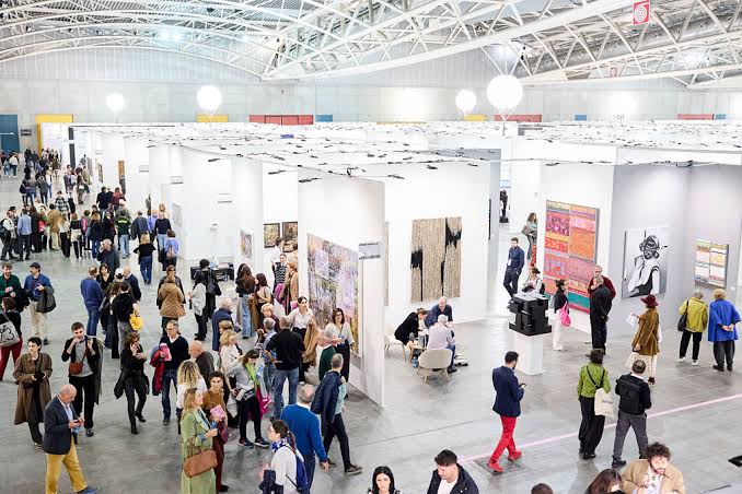 artissima-2026:-assegnati-i-nove-premi-a-talenti-e-gallerie-internazionali artissima-2026:-assegnati-i-nove-premi-a-talenti-e-gallerie-internazionali